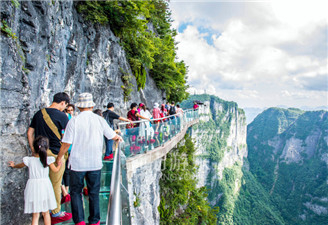 各地的旅游景點(diǎn),玻璃棧道到底安全嗎？